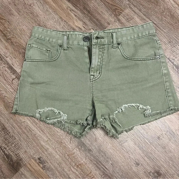 BDG distressed shorts and Tank Top Outfit - Picture 4 of 16